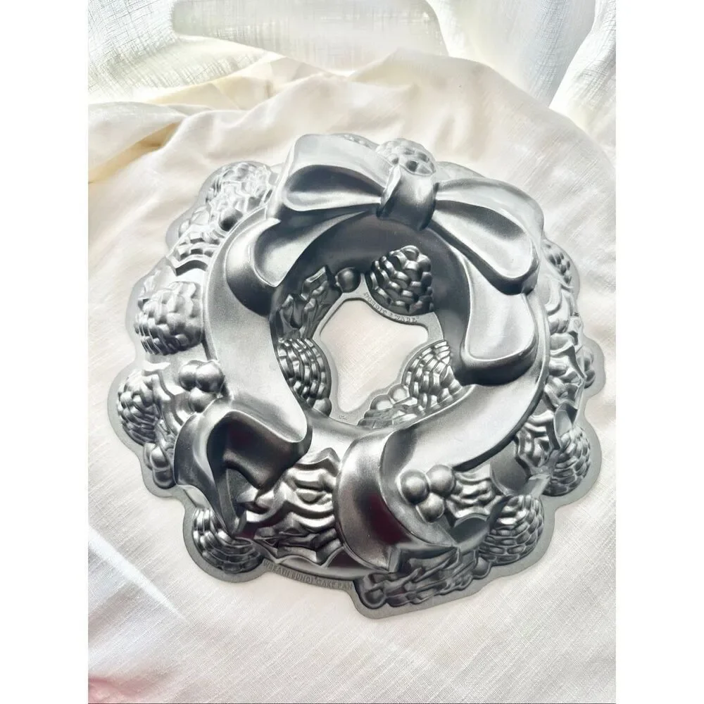 Nordic Ware Platinum Holiday Wreath Bundt Pan • 9 Cup • Like New